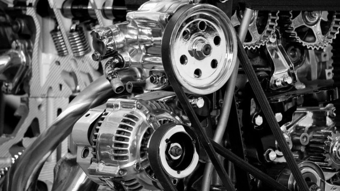 Odprt motorni prostor med servisom v delavnici GP Skok